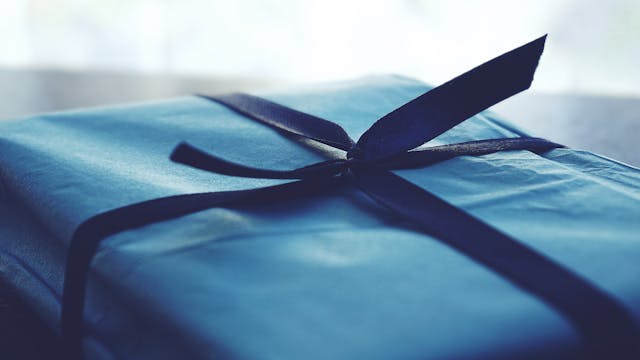 Una caja de regalo con su lazo